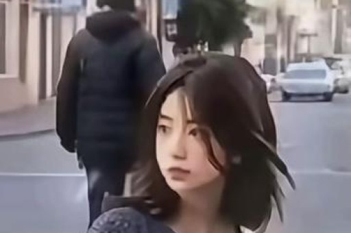 明星八卦看点啥：秦岚的原装身材太丰满了！穿抹胸都兜不住我感慨自律的女人真美_设计_面料_颜色：考古李小璐自嘲是恋爱脑！无戏可拍只能靠跳舞博曝光女儿也进青春期不好管_贾乃亮_生活_网友：邹市明和冉莹颖去