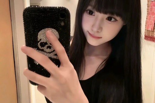 云南泼水节被全面！两辆车被毁网红被喷未知液体警方介入